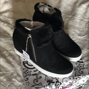 Black faux fur CeCe Wedge